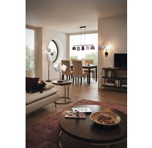 Wohnzimmer mit Sofa, Esstisch, Leuchten und Dekoration