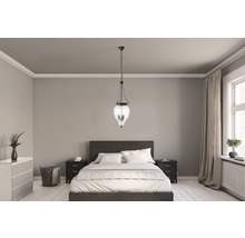 Schlafzimmer mit Bett und Hängelampe aus Glas
