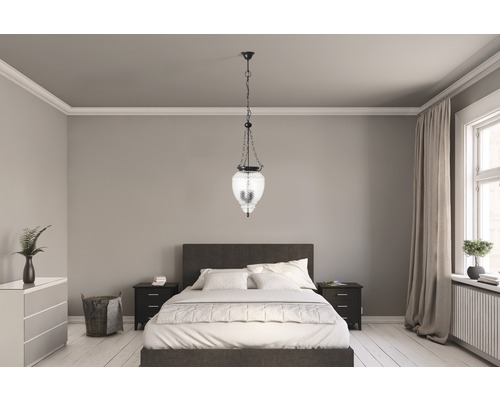 Schlafzimmer mit Bett und Hängelampe aus Glas