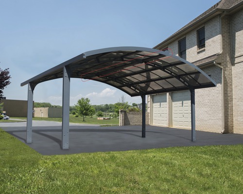 Carport mit Stahlrahmen und transparentem Dach auf einer Garageneinfahrt