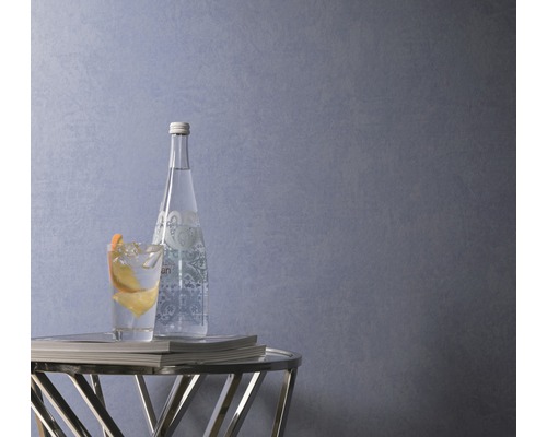 Nahaufnahme einer strukturierten Wand mit einem Beistelltisch, einer Wasserflasche und einem Getränk