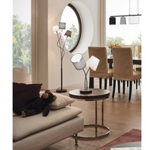 Wohnzimmer mit Stehlampe und Tischlampe auf Beistelltisch
