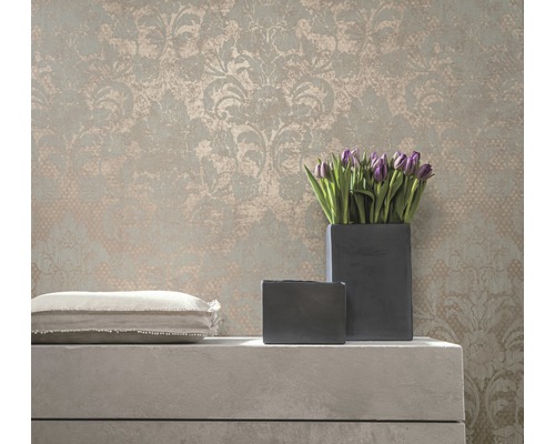 Dekoratives Zimmer mit gemusterter Tapete, Kissen und Tulpen in Vasen