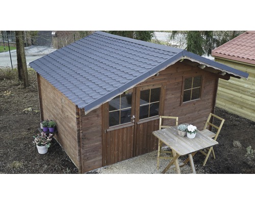 Holzgartenhaus mit Doppeltür, Fenstern und Ziegeldach neben Tisch und Stühlen