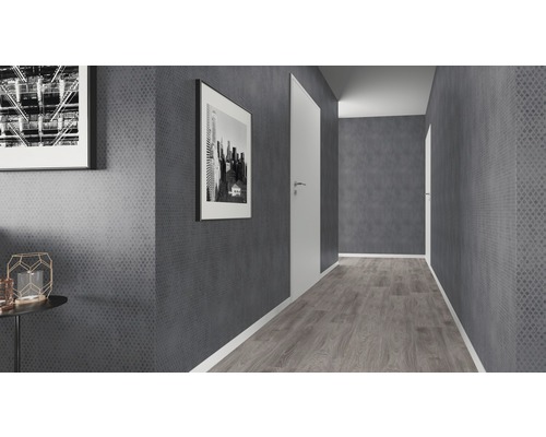 Flur mit grauer Tapete, hellem Holzboden und weißen Türen