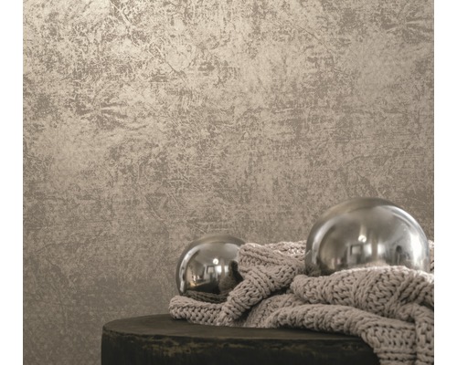 Tapete mit Strukturmuster und zwei Dekokugeln auf einem Hocker