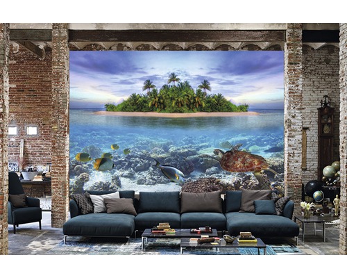 Wohnzimmer mit Fototapete mit Inselmotiv, die eine helle und geräumige Atmosphäre schafft.