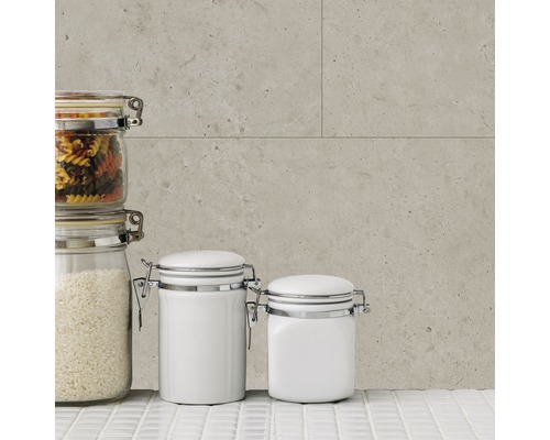 Szene mit Vorratsgläsern vor Wandfliesen