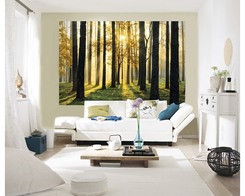 Wohnzimmer mit Waldmotiv-Tapete, Sofa und Couchtisch