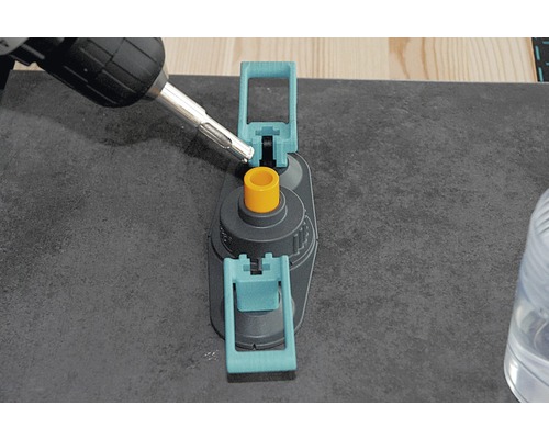 Bohrmaschine beim Bohren durch eine Bohrschablone