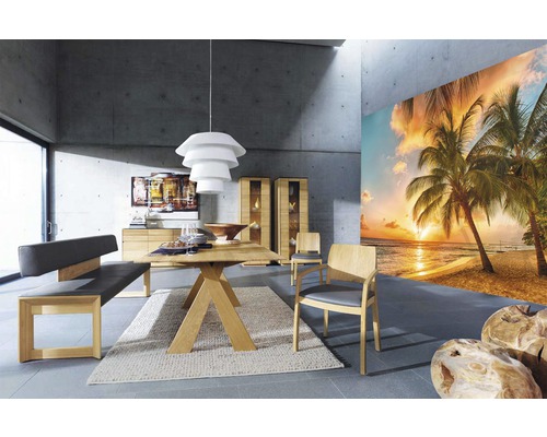 Helles Esszimmer mit Holztisch, Bank, Stühlen und einer Fototapete mit Strandmotiv