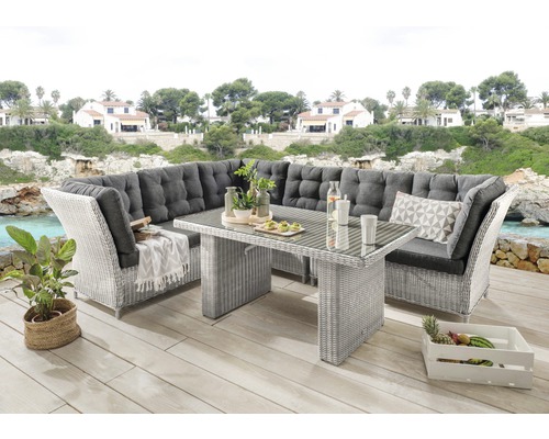 Gartenmöbel Set mit Ecksofa, Tisch mit Glasplatte und grauen Polstern auf Terrasse