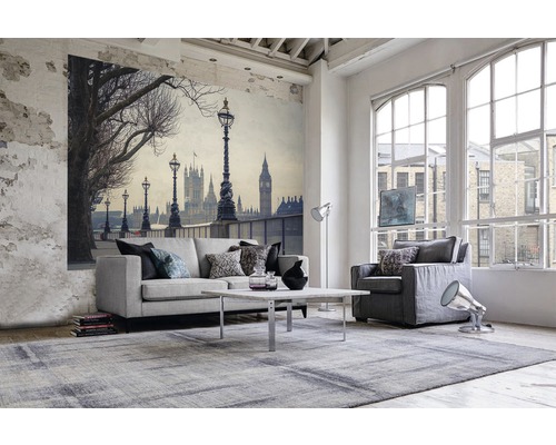 Wohnzimmer mit Sofa, Sessel, Teppich und einer Fototapete mit London-Motiv