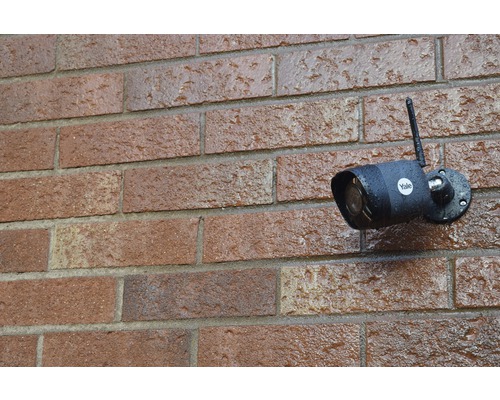 Yale Überwachungskamera an einer Backsteinmauer