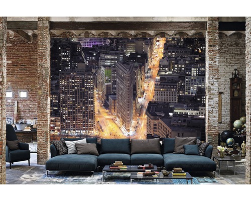 Wohnzimmer mit Fototapete einer nächtlichen Stadtansicht