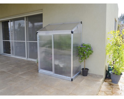 Anlehngewächshaus, Minigewächshaus Palram – Canopia Lean To 4x2 0,8 m² 125 x 63,5 x 160 cm silber Kleines Gewächshaus aus Polycarbonat mit Aluminiumrahmen auf einer Terrasse