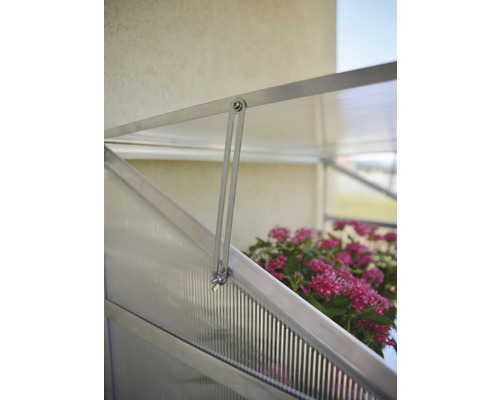 Detailansicht eines Frühbeetkasten-Fensters mit Öffnungsmechanismus