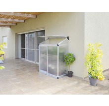 Gewächshaus für den Balkon an Hauswand mit Pflanzen