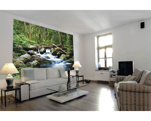 Helles Wohnzimmer mit Wald-Fototapete und Möbeln