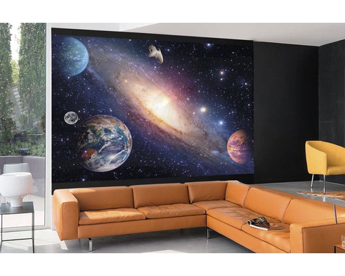 Wohnzimmer mit Fototapete mit Weltraummotiv, inklusive Planeten und Galaxien.