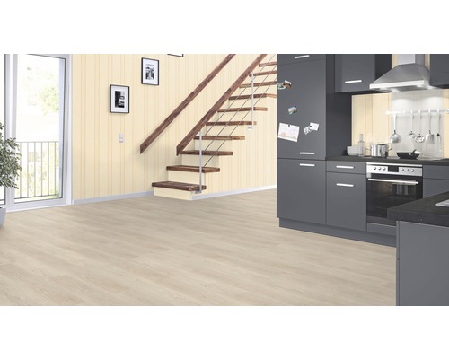 Heller Raum mit Laminatboden, Treppe und Küchenzeile