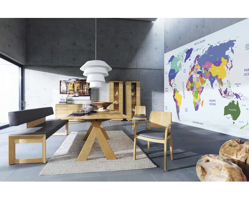 Esszimmer mit Holztisch, Bank, Stühlen und Weltkarte an der Wand