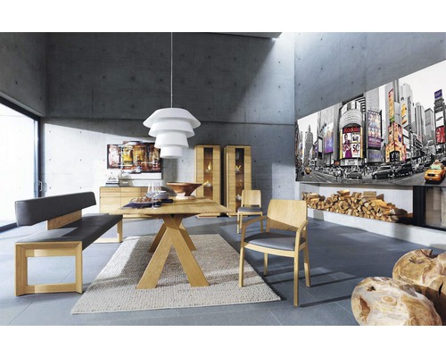 Esszimmer mit Holztisch, Bank, Stühlen und Pendelleuchte in einem modern eingerichteten Raum