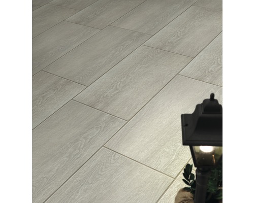 Verlegte Bodenfliesen mit Holzoptik und einer Laterne