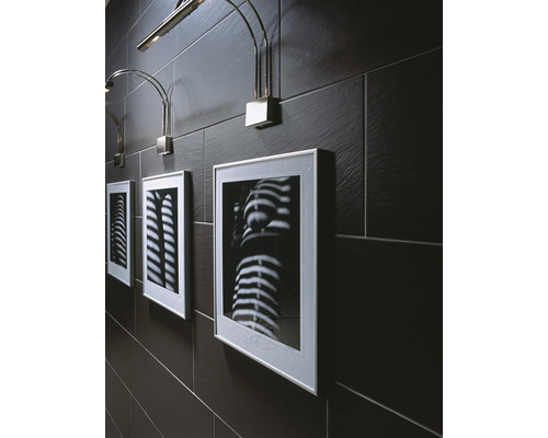 Wandgestaltung mit Wandleuchten und gerahmten Bildern