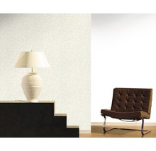 Wohnraum mit gemusterter Tapete, Lampe und Sessel