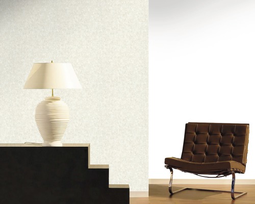 Wohnraum mit gemusterter Tapete, Lampe und Sessel