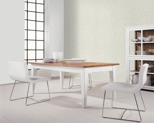 Heller Essbereich mit Esstisch aus Holz und weißen Stühlen vor einem Fenster