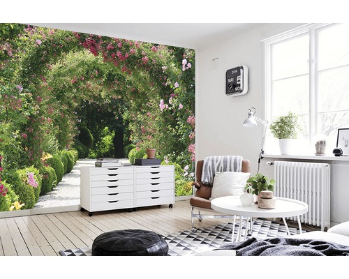 Heller Wohnraum mit Fototapete Gartenweg, Kommode, Sessel und Tisch