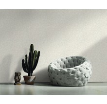Innenraum mit gemusterter Tapete, Sessel und Kaktus
