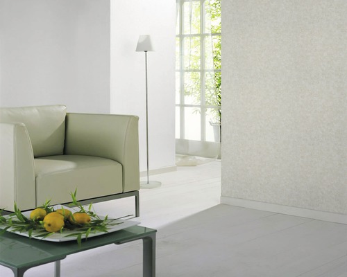 Helles Wohnzimmer mit Sessel, Stehlampe und gemusterter Tapete.