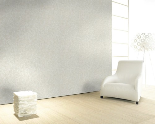 Heller Raum mit strukturierten Tapeten, Sessel und dekorativer Beleuchtung