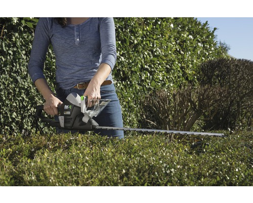 Frau schneidet Hecke mit einer Heckenschere der Marke for_q.
