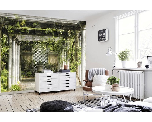 Wohnraum mit Fototapete, die eine Gartenlaube zeigt