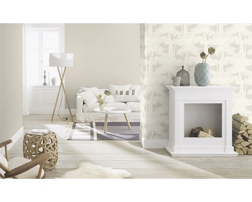 Heller Wohnraum mit Sofa, Lampe, Kamin und gemusterter Tapete