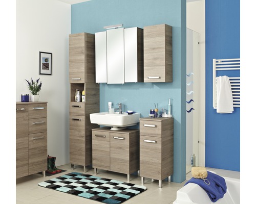 Badezimmer mit Waschbecken, Spiegelschrank und Holzschränken