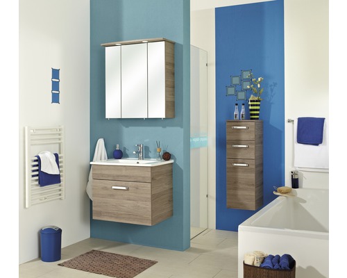 Badezimmer mit Waschtisch, Spiegelschrank und Hochschrank in Holzoptik