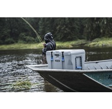 Graue Kühlbox von Lifetime auf einem Boot beim Angeln.