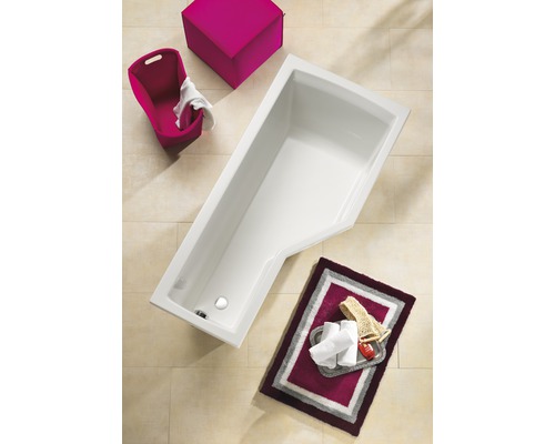 Weisse Badewanne mit Badematte, Wäschekorb und Hocker im Badezimmer