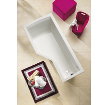 Aufnahme von oben einer rechteckigen Badewanne in einem Badezimmer mit Badvorleger, Hocker und Wäschekorb