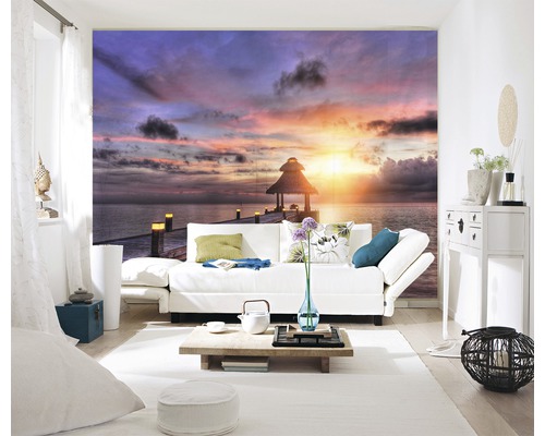 Wohnzimmer mit Fototapete eines Sonnenuntergangs über dem Meer