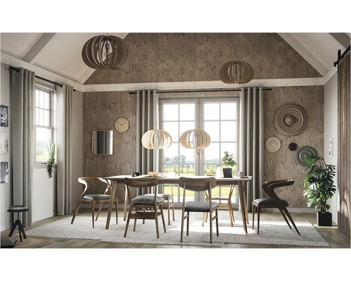 Esszimmer mit Esstisch, Stühlen und Pendelleuchten im modernen Design.