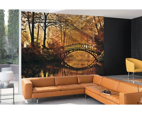Wandbild mit Waldlandschaft, Brücke und See in einem Wohnzimmer