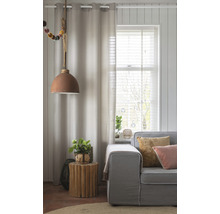 Wohnzimmer mit Vorhang, Pendelleuchte, Sofa und Beistelltisch