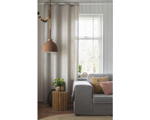 Wohnzimmer mit Vorhang, Pendelleuchte, Sofa und Beistelltisch