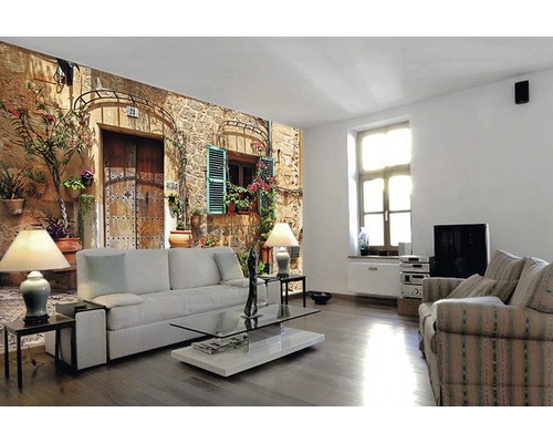 Wohnzimmer mit Fototapete mit Steinmauer und Fensterläden
